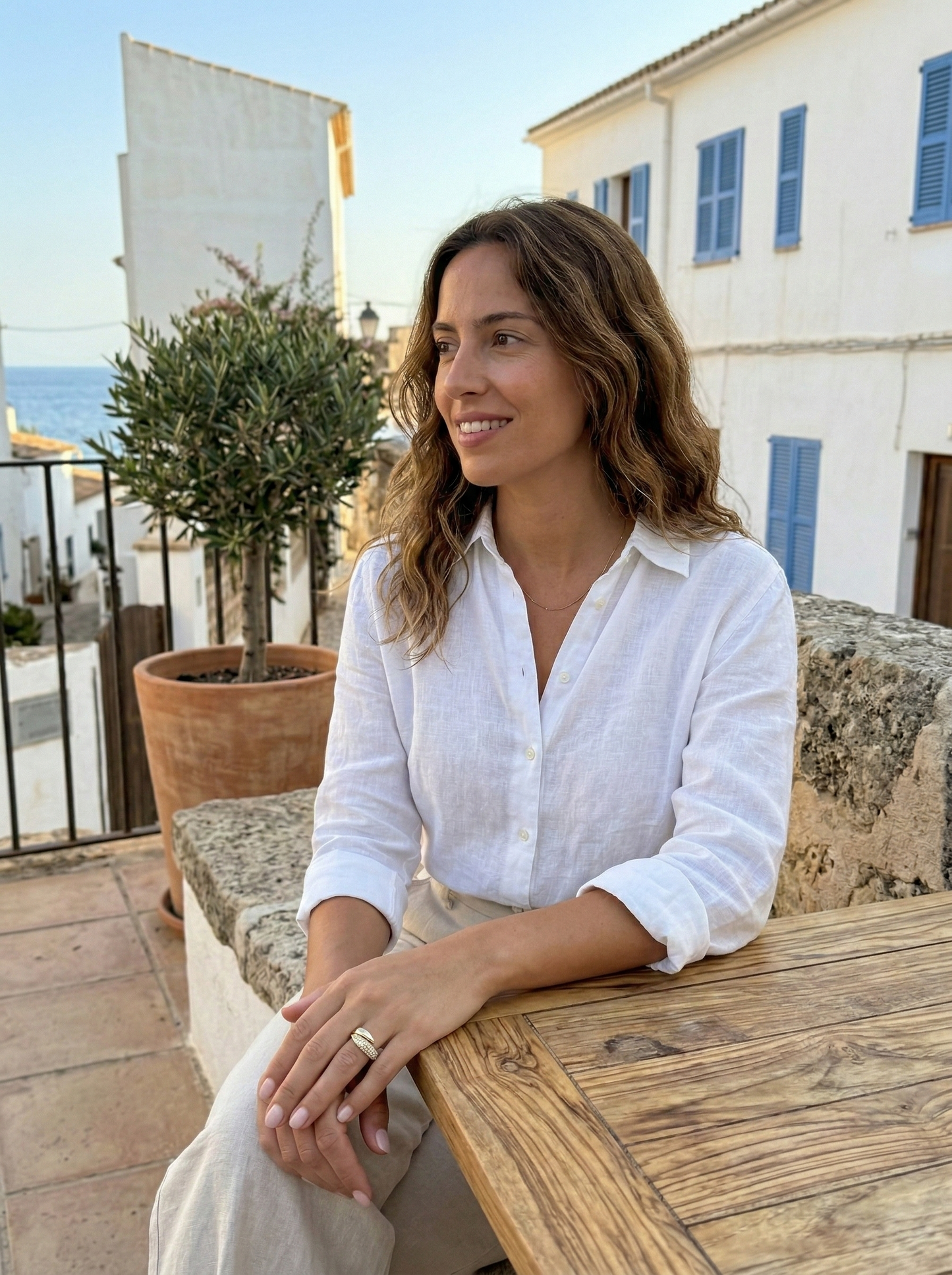 Anillo elegante con piedras preciosas Claudia
