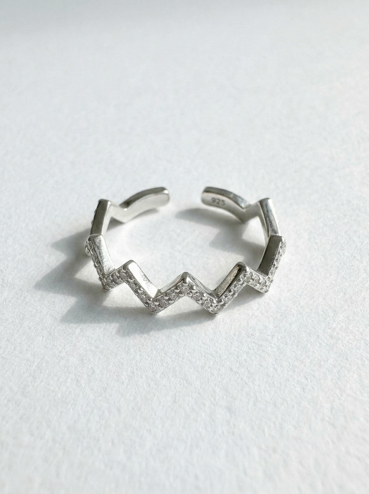 Anillo zigzag con piedras preciosas Martina