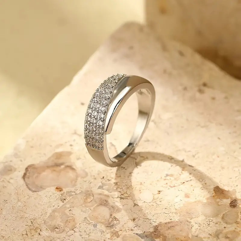 Anillo elegante con piedras preciosas Claudia