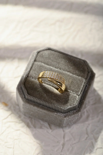 Anillo elegante con piedras preciosas Claudia