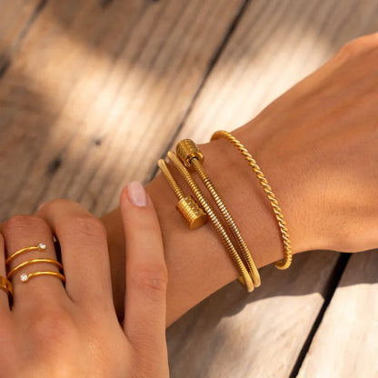 Amanda | Pulsera espiral triple bañada en oro de 18 quilates