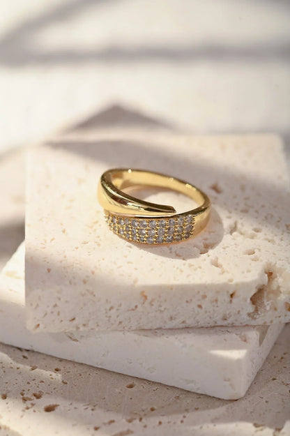 Anillo elegante con piedras preciosas Claudia