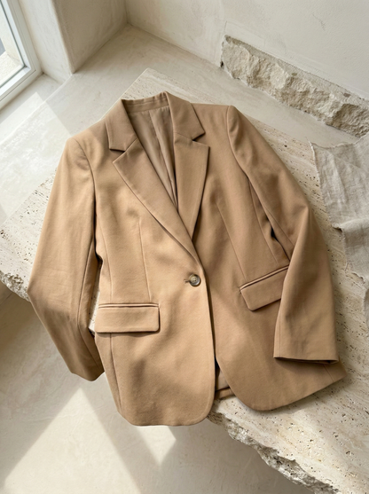 Blazer ejecutiva elegante con botón Carey